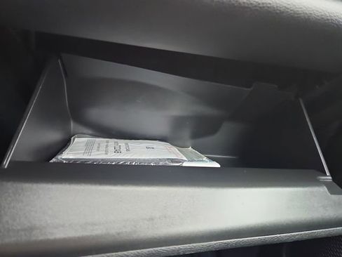 Used 2025 Chrysler Pacifica Select image 32