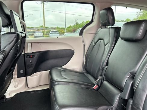 Used 2024 Chrysler Pacifica Touring-L w/ Uconnect Theater Family Group FWD image 19