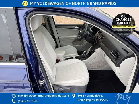 Used 2022 Volkswagen Tiguan SE w/ Panoramic Sunroof Package image 26