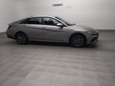 Used 2024 Hyundai Elantra SEL image 11