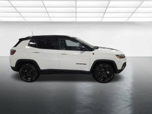 Used 2023 Jeep Compass Trailhawk w/ Trailhawk Convenience Group AWD/4WD image 3