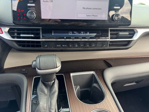 Used 2021 Toyota Sienna XLE image 12