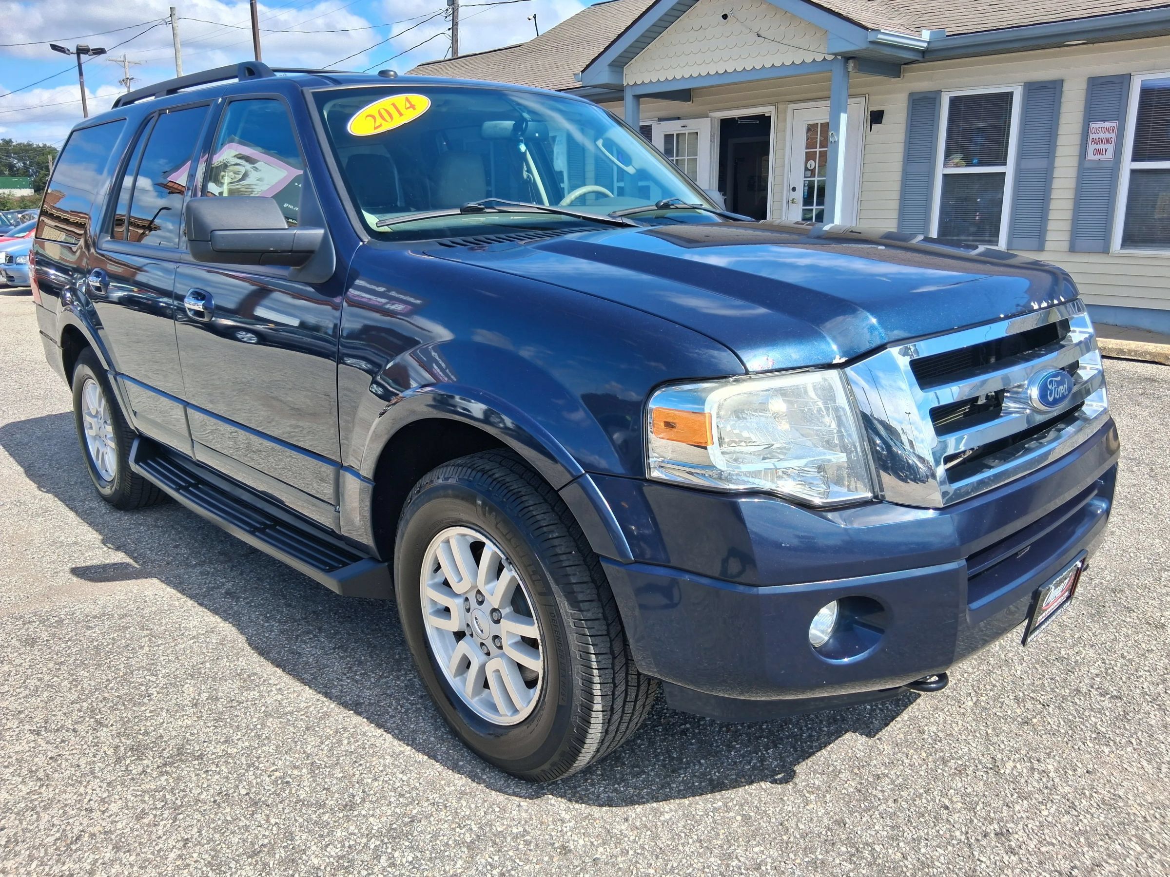 Used 2014 Ford Expedition XLT w/ Leather Seating Package AWD/4WD image 1