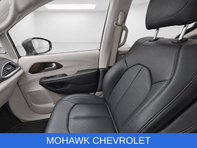 Used 2019 Chrysler Pacifica Touring-L Plus w/ Advanced Safetytec Group FWD image 18