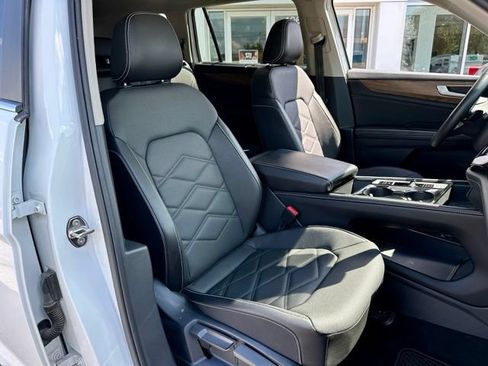 Used 2024 Volkswagen Atlas SE w/ Panoramic Sunroof Package FWD image 25