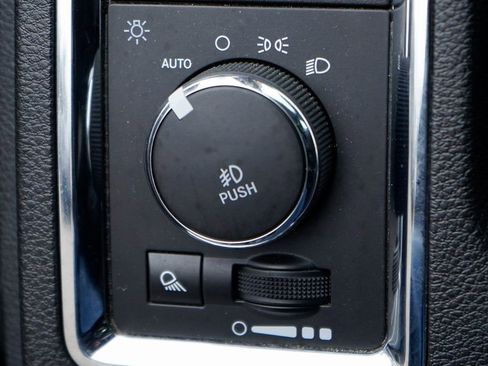 Used 2018 RAM 1500 Laramie image 19