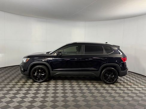 Used 2024 Volkswagen Taos SE w/ Panoramic Sunroof Package image 11