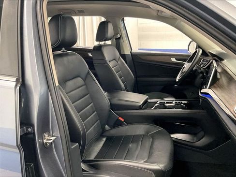 Used 2025 Volkswagen Atlas SEL AWD/4WD image 11