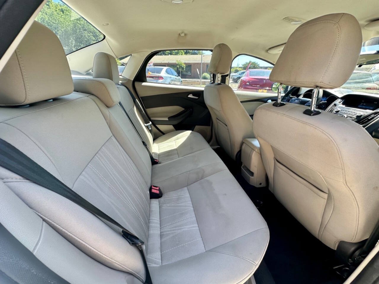 Used 2015 Ford Focus SE FWD image 16