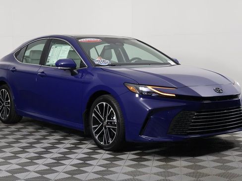 Used 2025 Toyota Camry XLE image 3