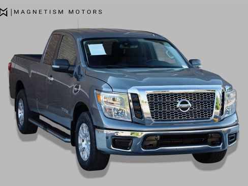 Used 2017 Nissan Titan SV AWD/4WD image 4