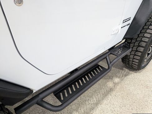 Used 2018 Jeep Wrangler Sport AWD/4WD image 9