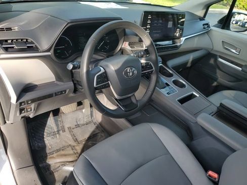 Used 2023 Toyota Sienna XLE image 12