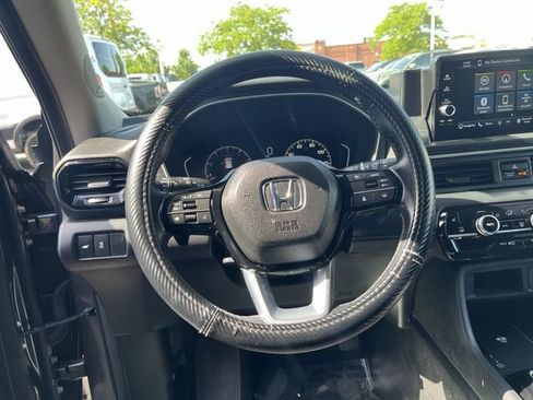 Used 2025 Honda Pilot Touring image 13