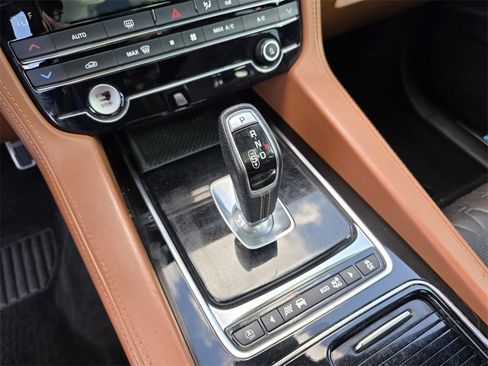 Used 2020 Jaguar F-PACE SVR image 25