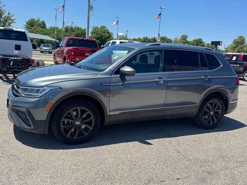 Used 2024 Volkswagen Tiguan SE FWD image 3
