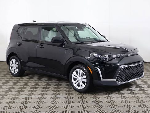 Used 2023 Kia Soul LX FWD image 2