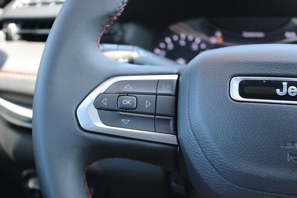 Used 2025 Jeep Compass Trailhawk AWD/4WD image 34