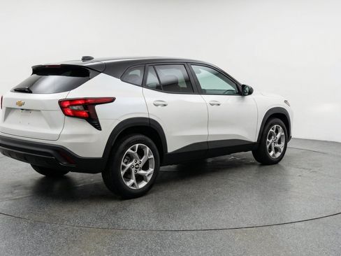 Used 2025 Chevrolet Trax LT w/ LT Convenience Package FWD image 9