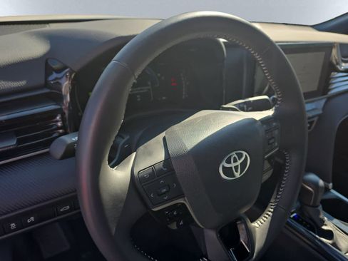 Used 2025 Toyota Camry SE FWD image 11