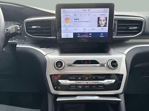 Used 2024 Ford Explorer XLT w/ Equipment Group 202A image 10