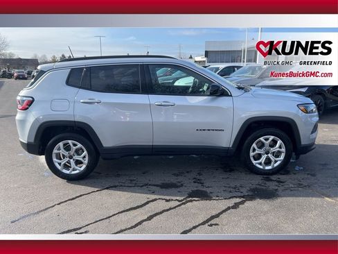 Used 2025 Jeep Compass Latitude AWD/4WD image 4