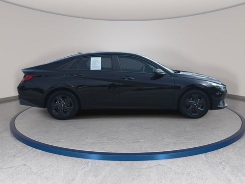 Used 2022 Hyundai Elantra Blue FWD image 4