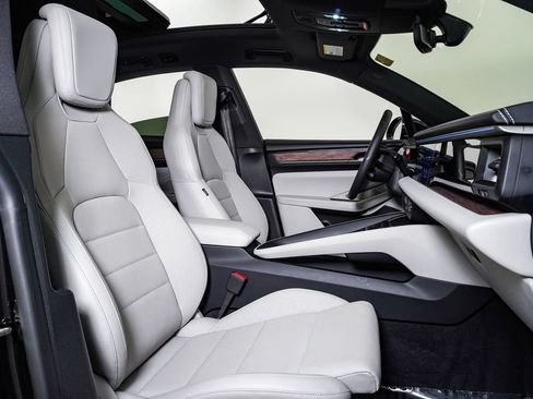 Certified 2025 Porsche Macan 4S Electric AWD/4WD image 15