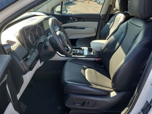 Certified 2024 Kia Carnival EX image 22