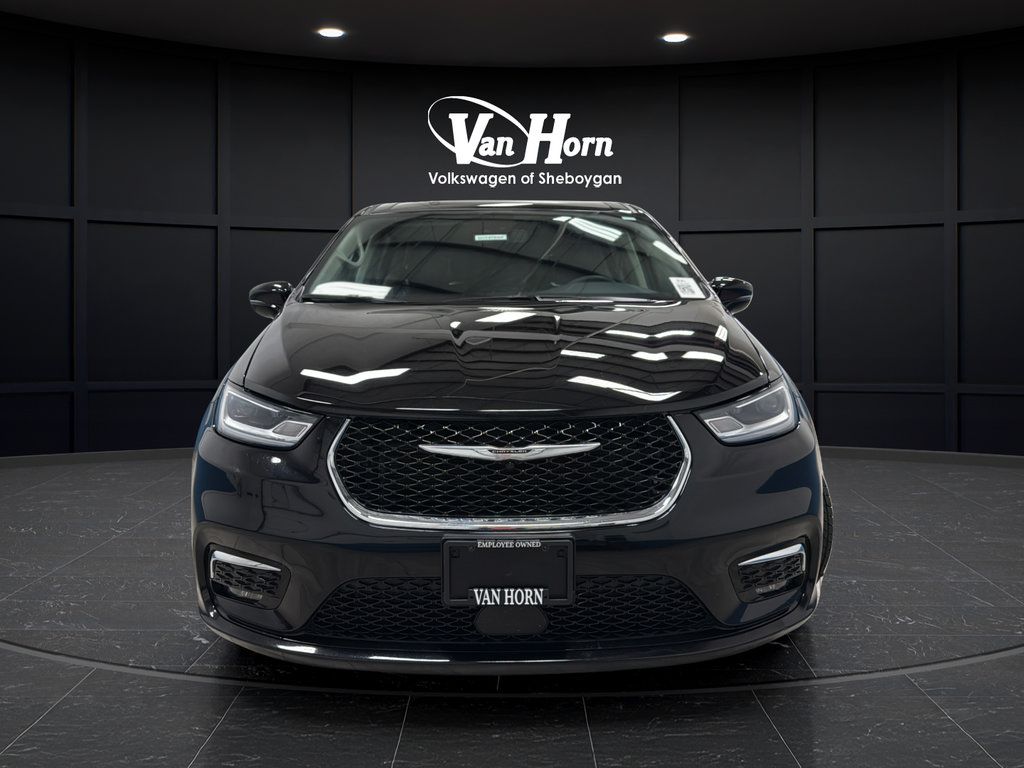 Used 2024 Chrysler Pacifica Touring-L FWD image 2