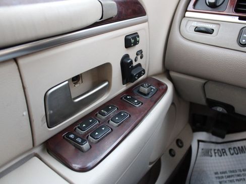 Used 2003 Lincoln Town Car Signature image 20
