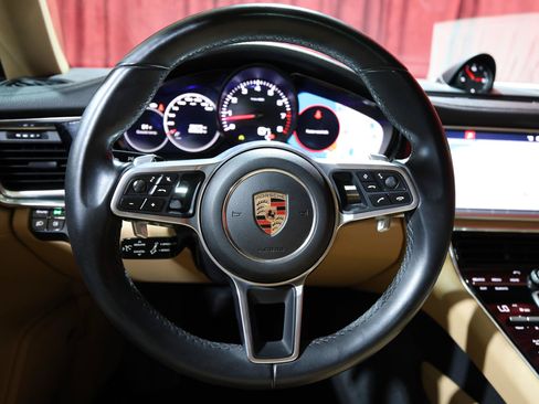 Used 2018 Porsche Panamera RWD image 17