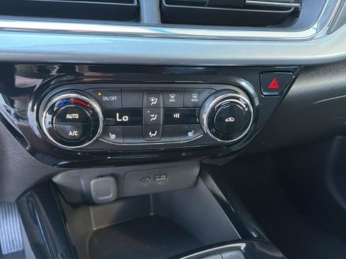 Used 2025 Chevrolet Trax LT w/ LT Convenience Package FWD image 25