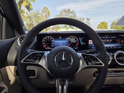 Used 2025 Mercedes-Benz GLA 250 image 13