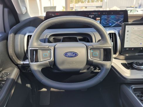 Used 2025 Ford Expedition Active AWD/4WD image 17