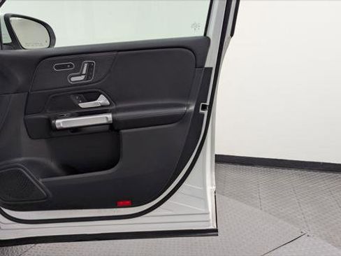 Used 2023 Mercedes-Benz GLB 250 4MATIC w/ Premium Package image 22