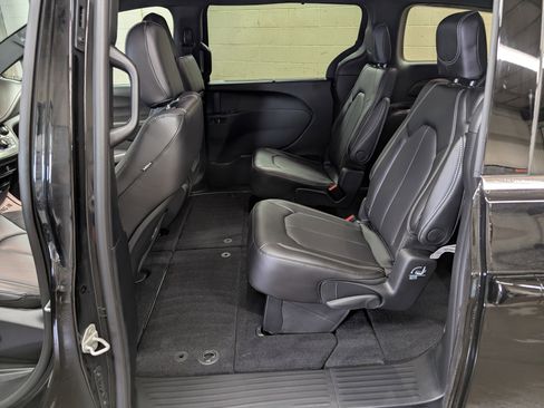 New 2026 Chrysler Pacifica Select image 7