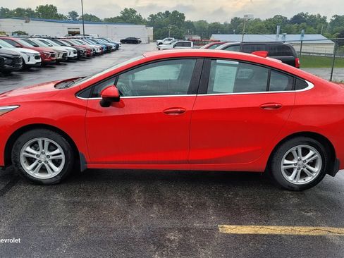 Used 2017 Chevrolet Cruze LT w/ Convenience Package FWD image 3