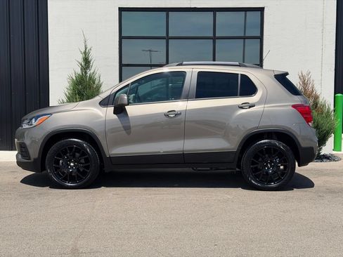 Used 2022 Chevrolet Trax LT w/ Driver Confidence Package AWD/4WD image 2