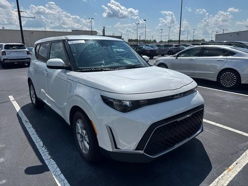 Used 2024 Kia Soul LX w/ Option Group 015 FWD image 2