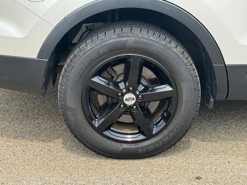 Used 2017 Ford Explorer XLT w/ Equipment Group 202A AWD/4WD image 7