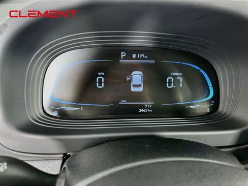 Used 2025 Hyundai Venue SEL FWD image 17