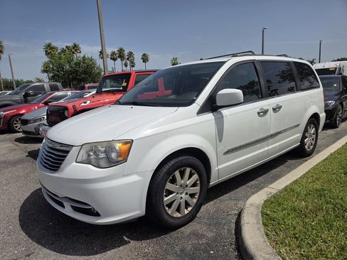 Used 2015 Chrysler Town & Country Touring w/ Driver Convenience Group FWD image 3