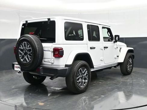 Used 2025 Jeep Wrangler Unlimited Sahara AWD/4WD image 13