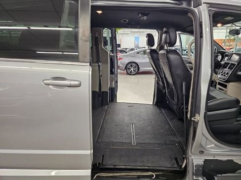 Used 2018 Dodge Grand Caravan SXT image 14