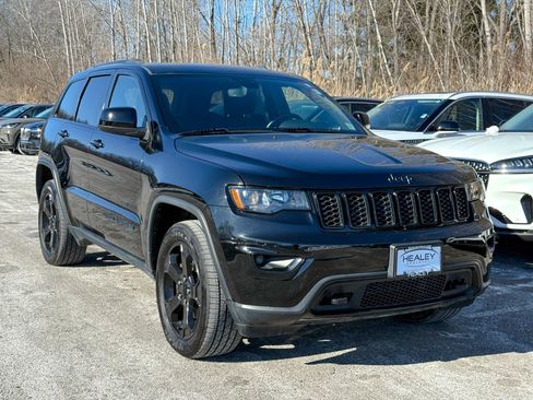 Used 2019 Jeep Grand Cherokee Laredo image 1