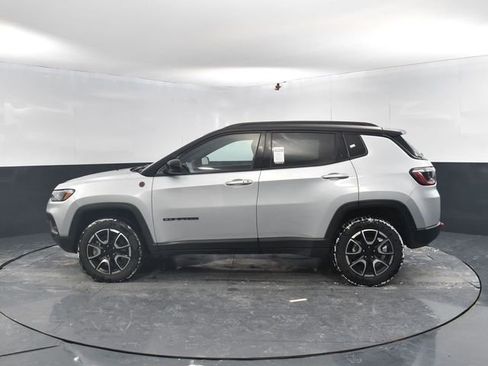 Used 2024 Jeep Compass Trailhawk image 5
