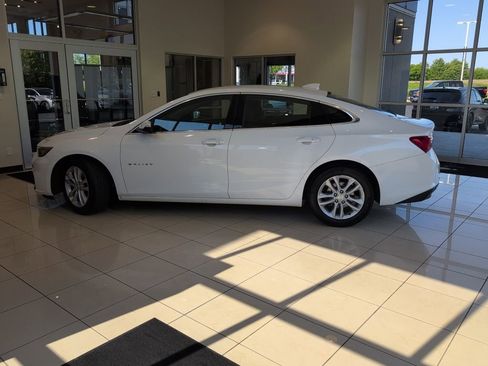 Used 2018 Chevrolet Malibu LT w/ LPO, Convenience Package 2 FWD image 2