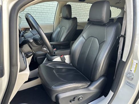 Used 2017 Chrysler Pacifica Touring-L FWD image 31