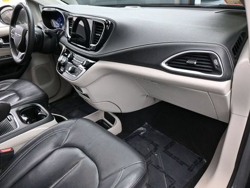 Used 2022 Chrysler Pacifica Touring-L FWD image 48